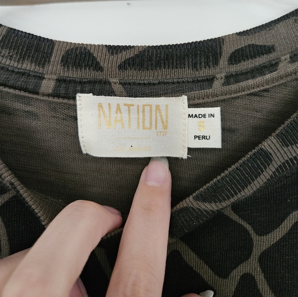 Nation LTD Green Black Giraffe Print Crewneck Short Sleeve Top Size Small - Picture 3 of 9